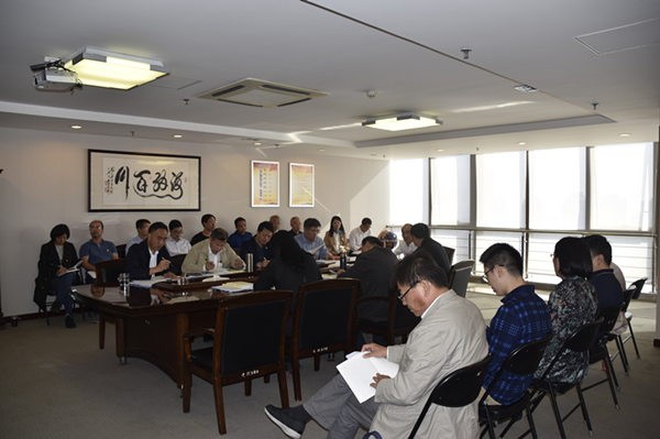 集團(tuán)公司召開“不忘初心、牢記使命”主題教育全面從嚴(yán)治黨專題集中學(xué)習(xí)研討會(huì)議